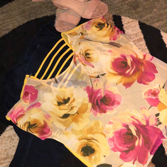 🔥🔥  Yellow Top With Gorgeous Flowers 🔥🔥 - Picture 3 of 5